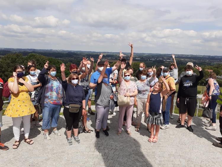 groep mensen die zwaaien voor de foto