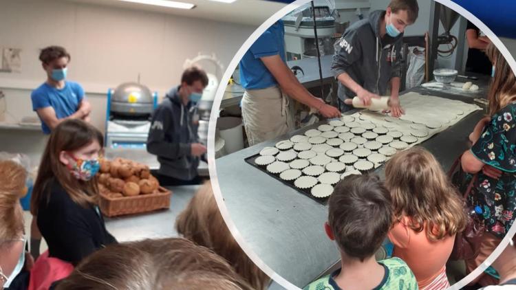 mensen die kijken naar bakker die mattentaart maakt