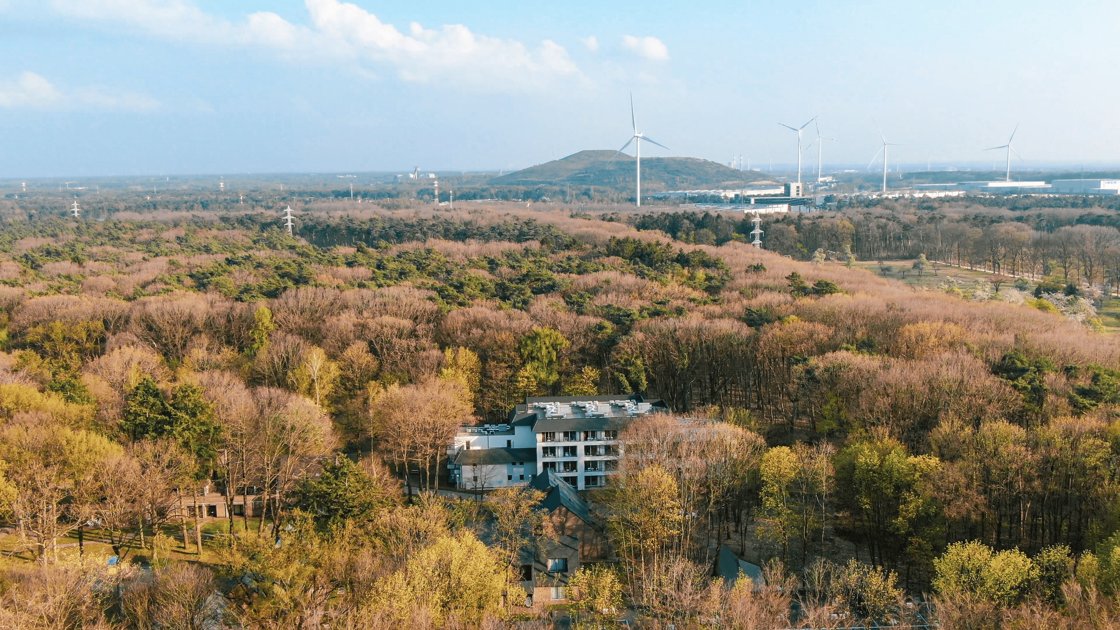 luchtfoto van gebouw met bossen rond
